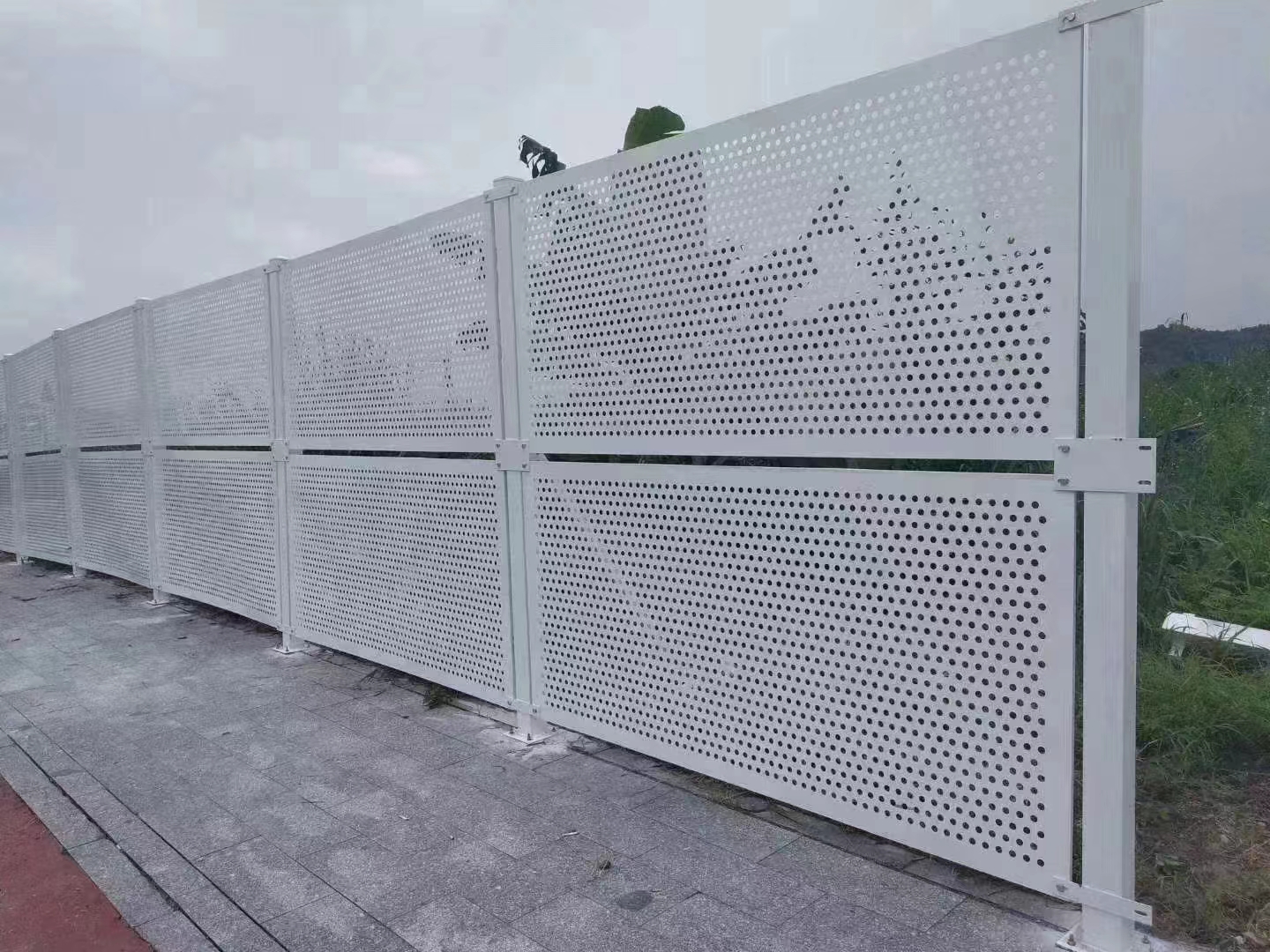 PVC工地圍擋耐用性探析：抗候、抗沖擊、抗化學(xué)品等優(yōu)勢(shì)【旭東鋼構(gòu)圍擋】